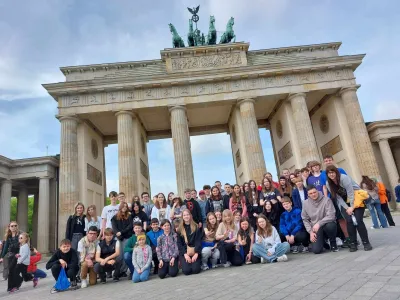 Uczniowie przy Bramie Brandenburskiej