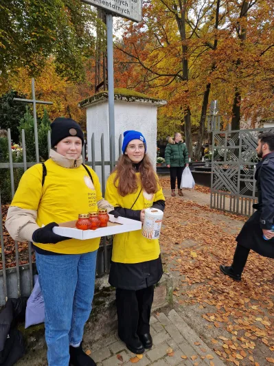 uczniowie Ósemki w czasie akcji