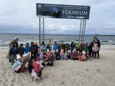 Zdjęcie grupowe klas pierwszych na plaży