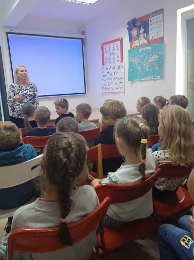 Uczniowie klasy III D w czasie zajęć bibliotecznych.jpg