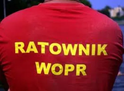 Zdjęcie napisu na koszulce ratownika WOPR