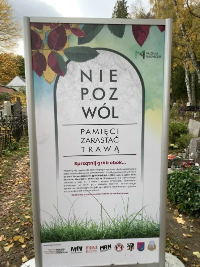 plakat akcji "Nie pozwól pamięci zarastać trawą"