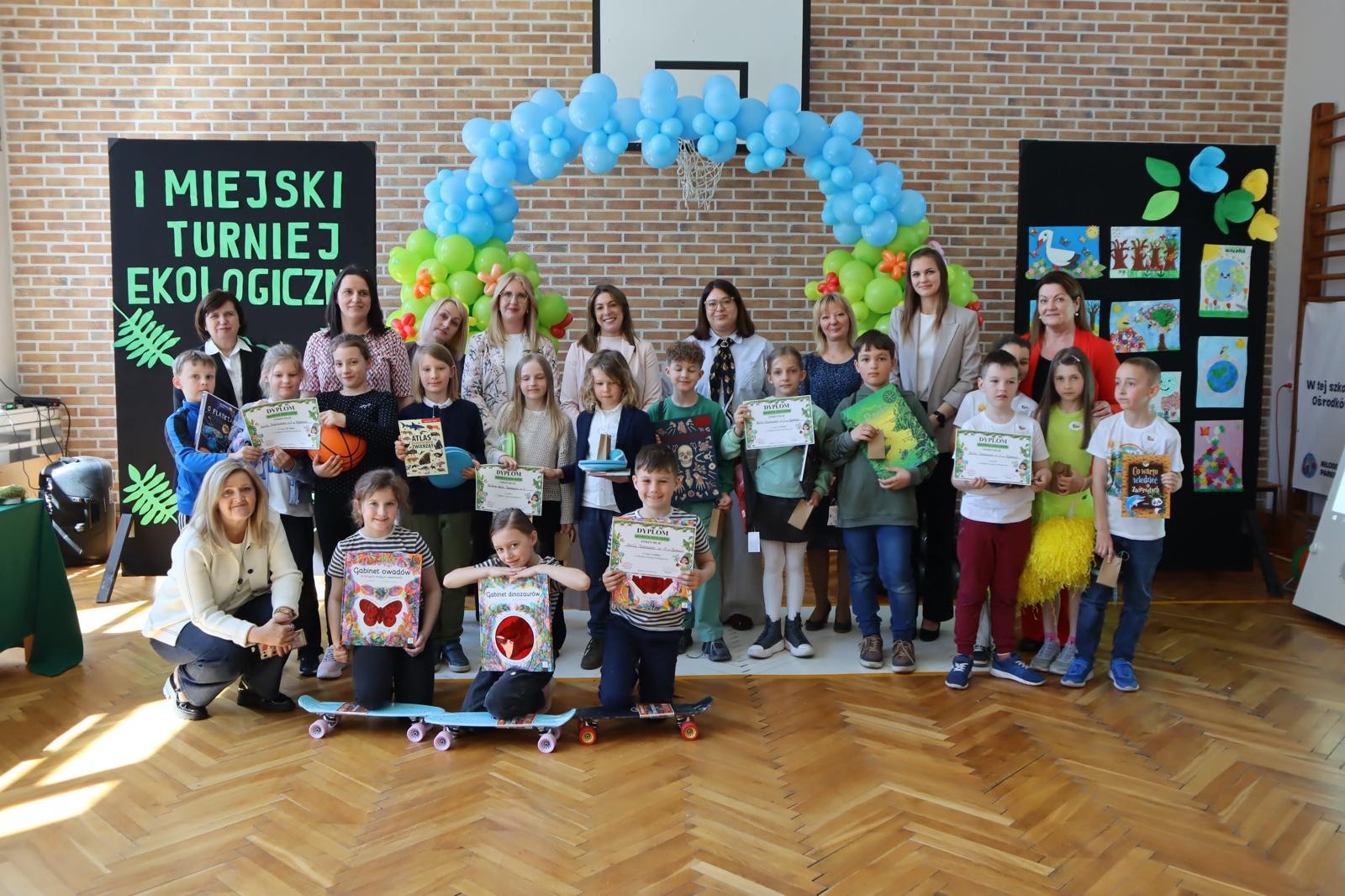 Grupowe zdjęcie uczestników konkursu ekologicznego