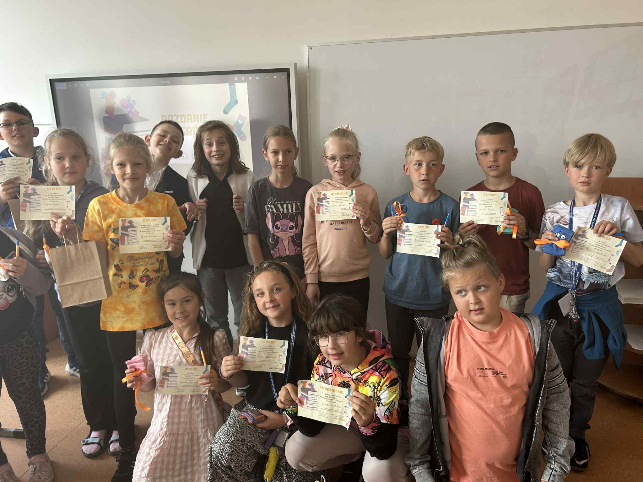 zdjęcie grupowe wyróżnionych uczestników maratonu czytelniczego