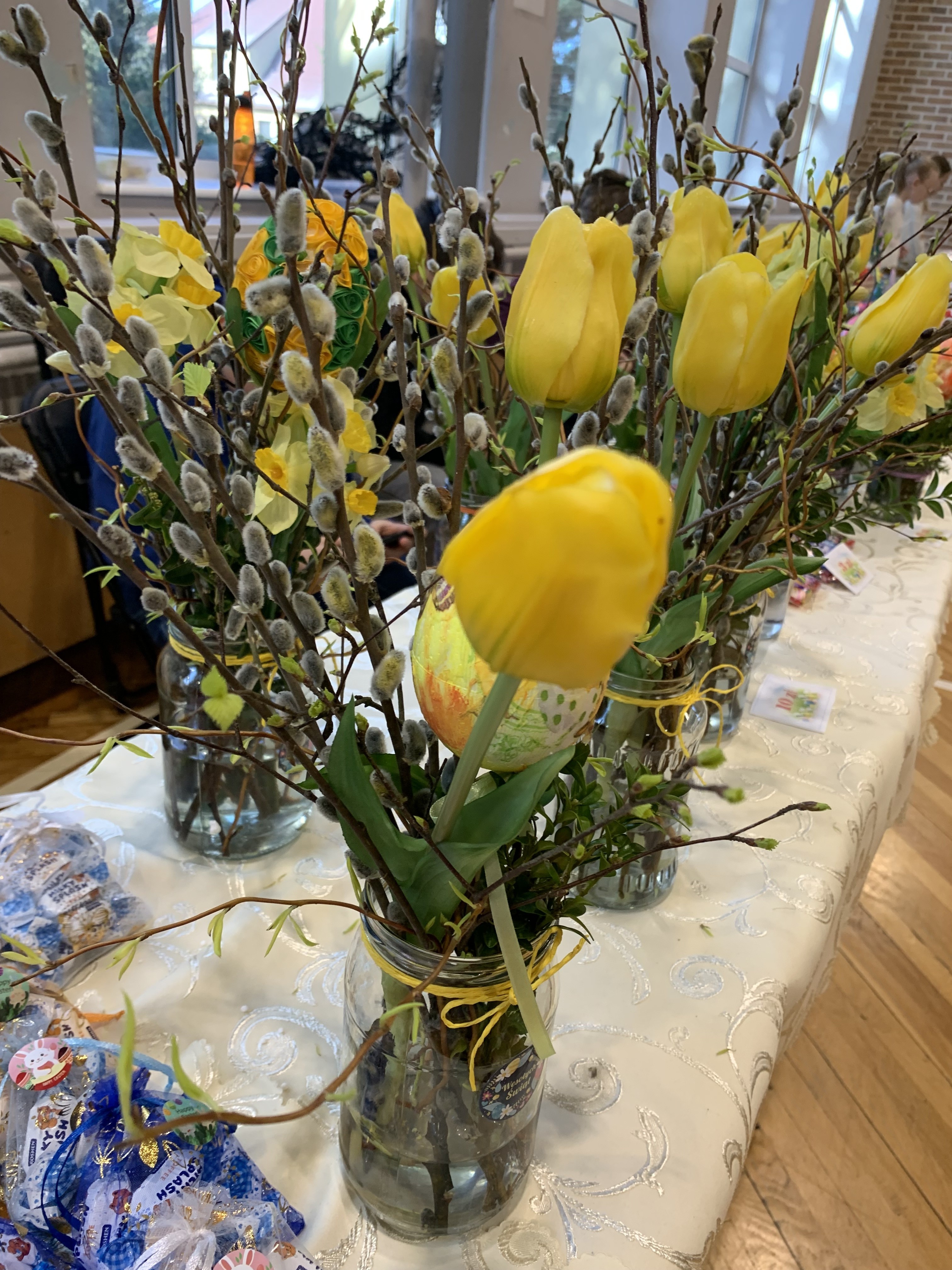 świąteczne stroiki z żółtymi tulipanami