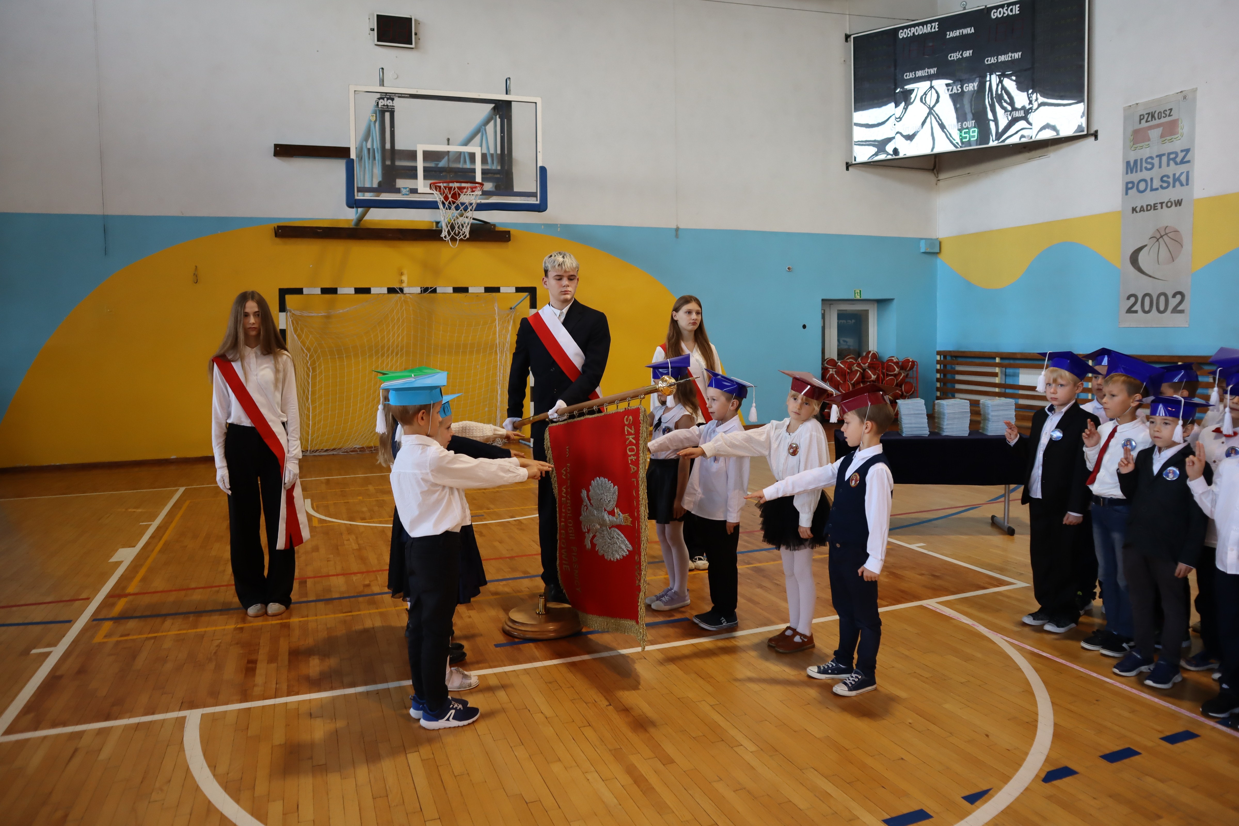 Uczniowie klas pierwszych składają ślubowanie.