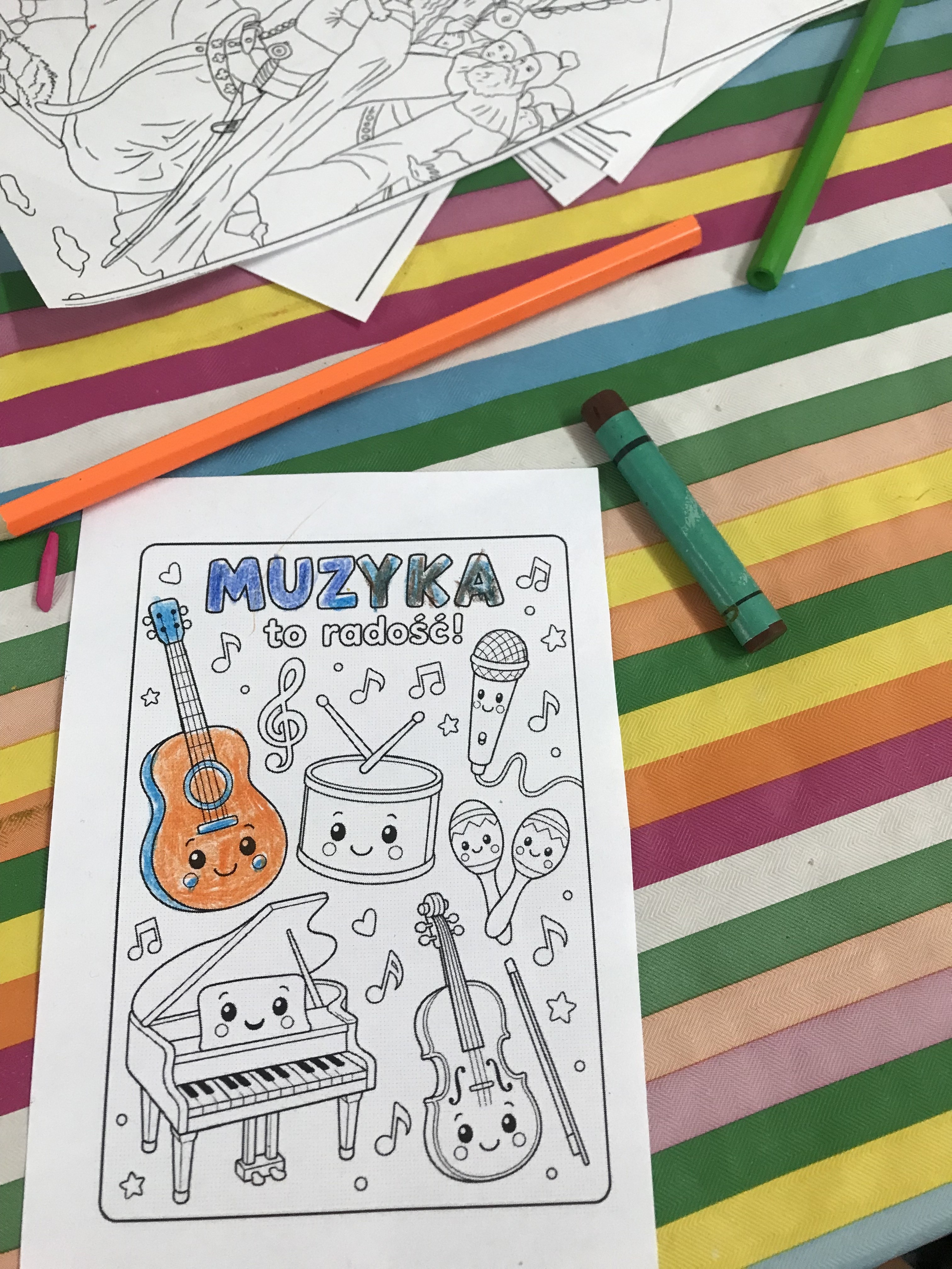 praca plastyczna ucznia z napisem-Muzyka to radość