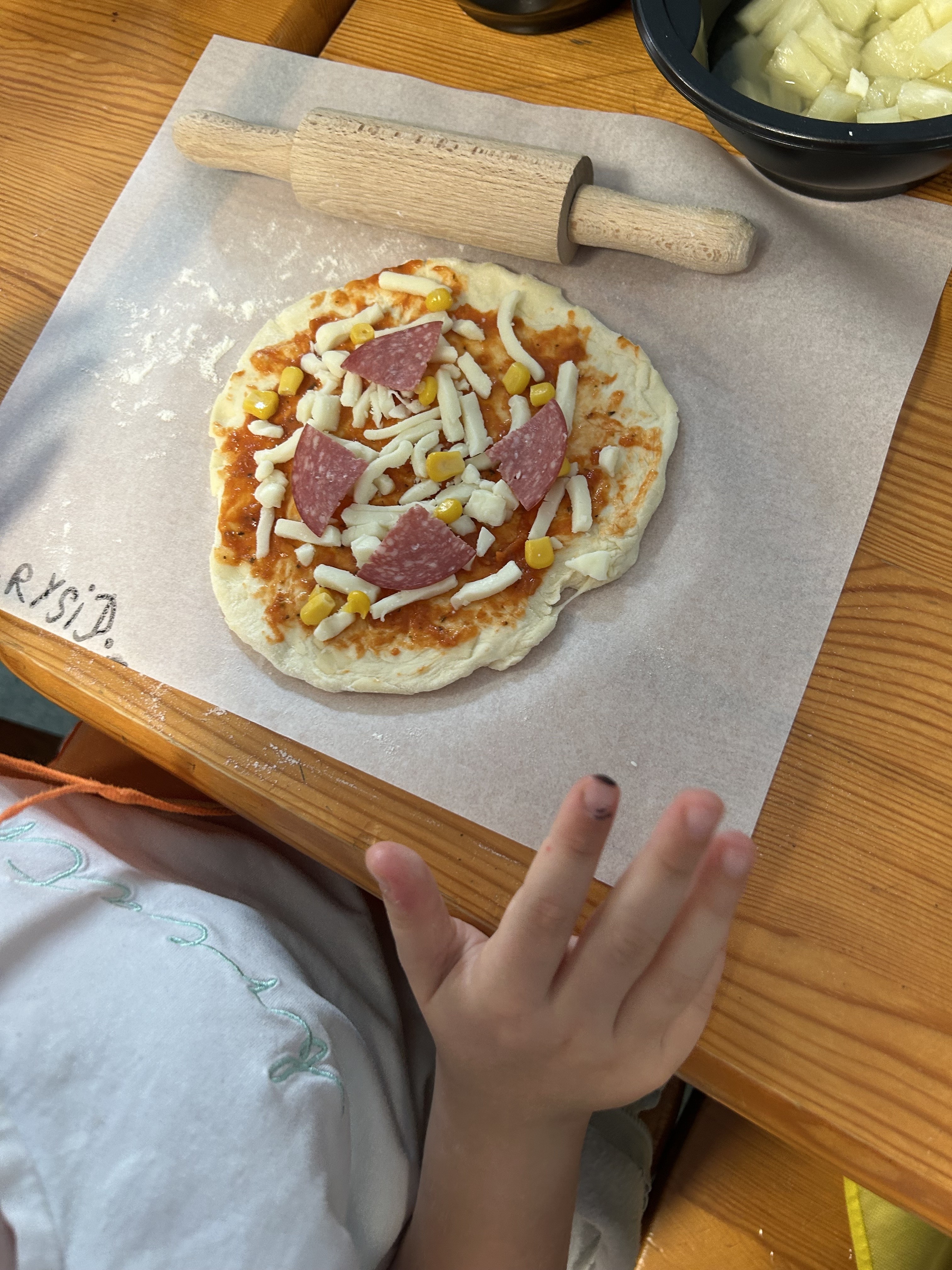 Zdjęcie pizzy przygotowanej przez ucznia