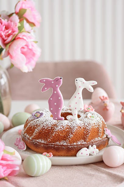 babka wielkanocna na świątecznym stole.jpg