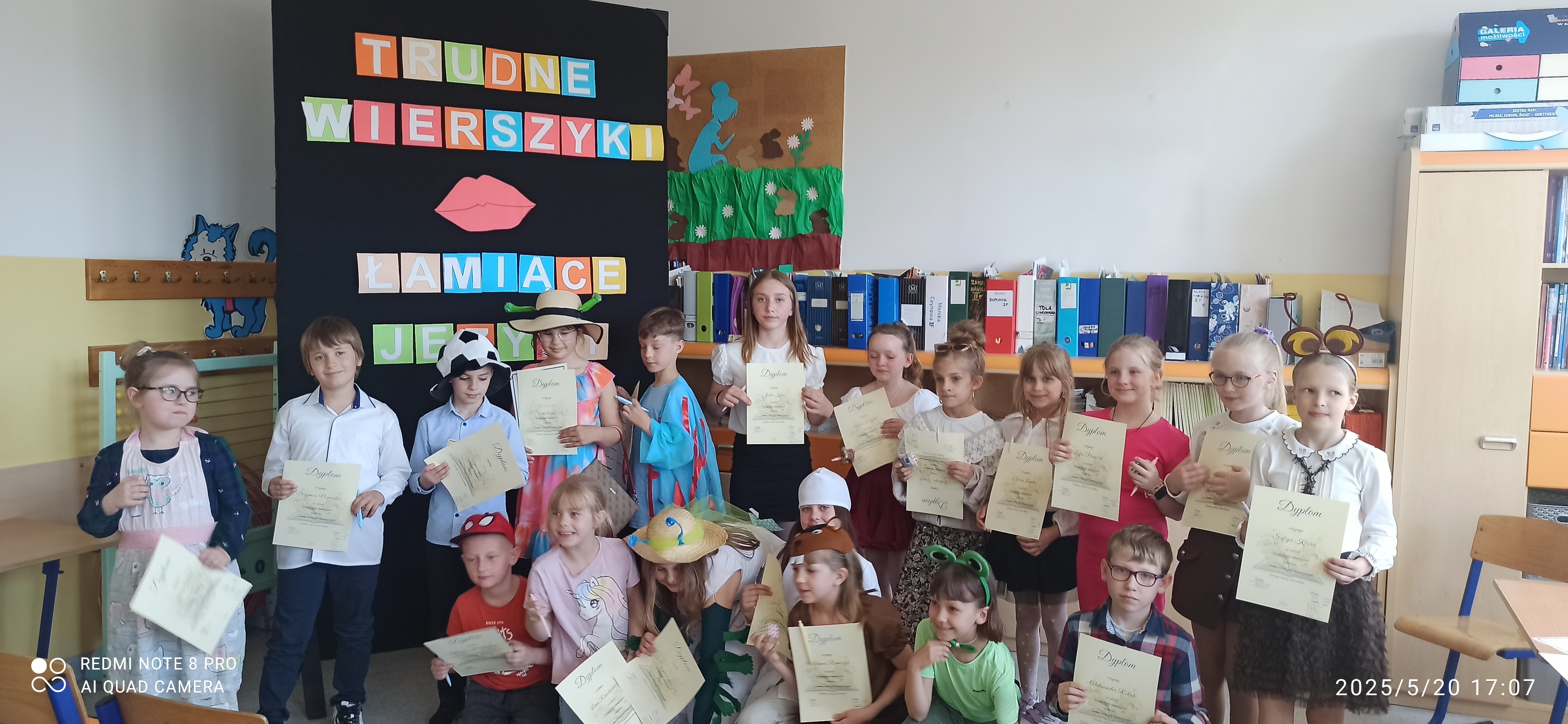 zdjecie uczniów bioracych udział w konkursie