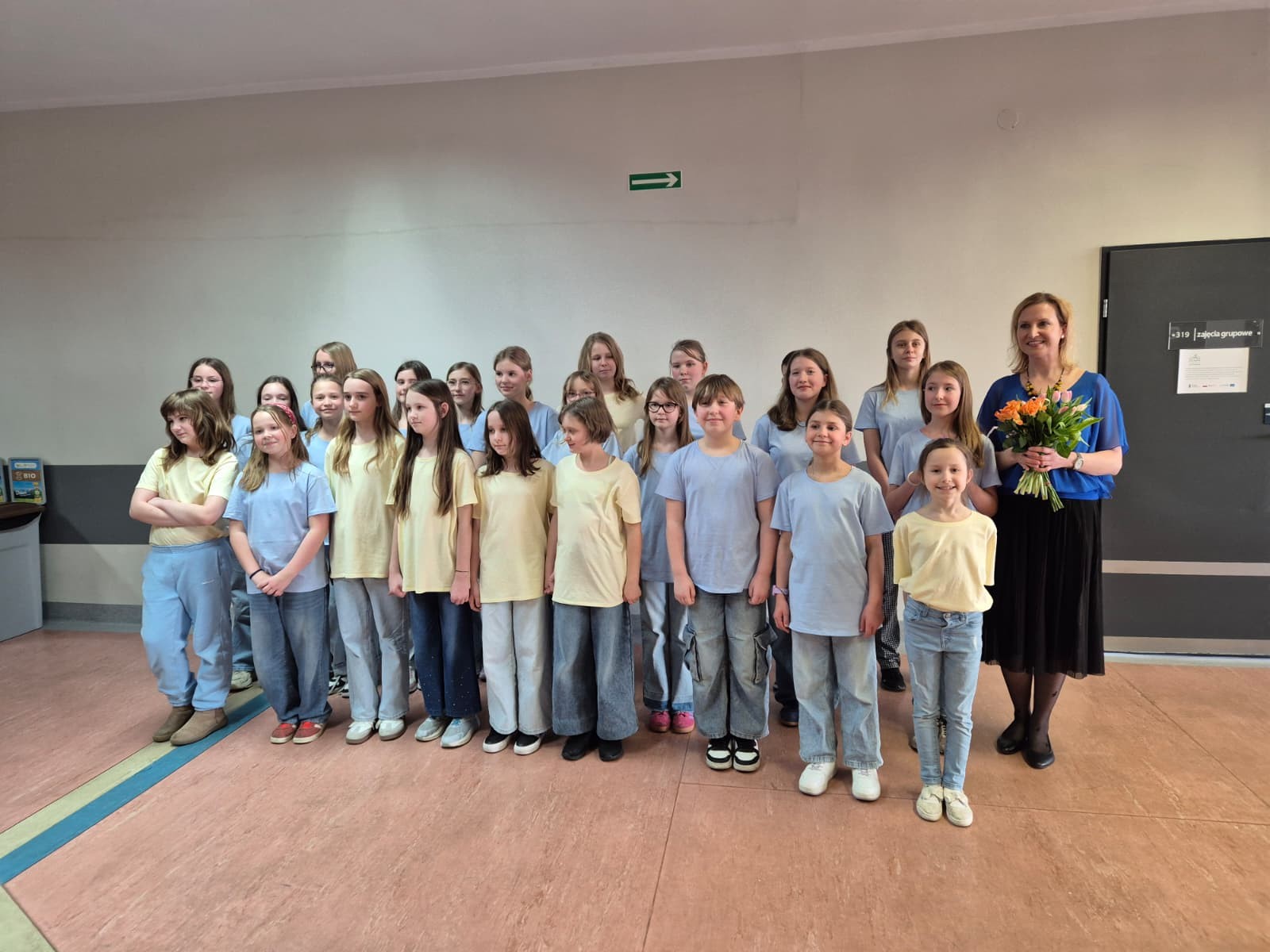 zdjęcie członków chóru z opiekunem -p.Szmidt