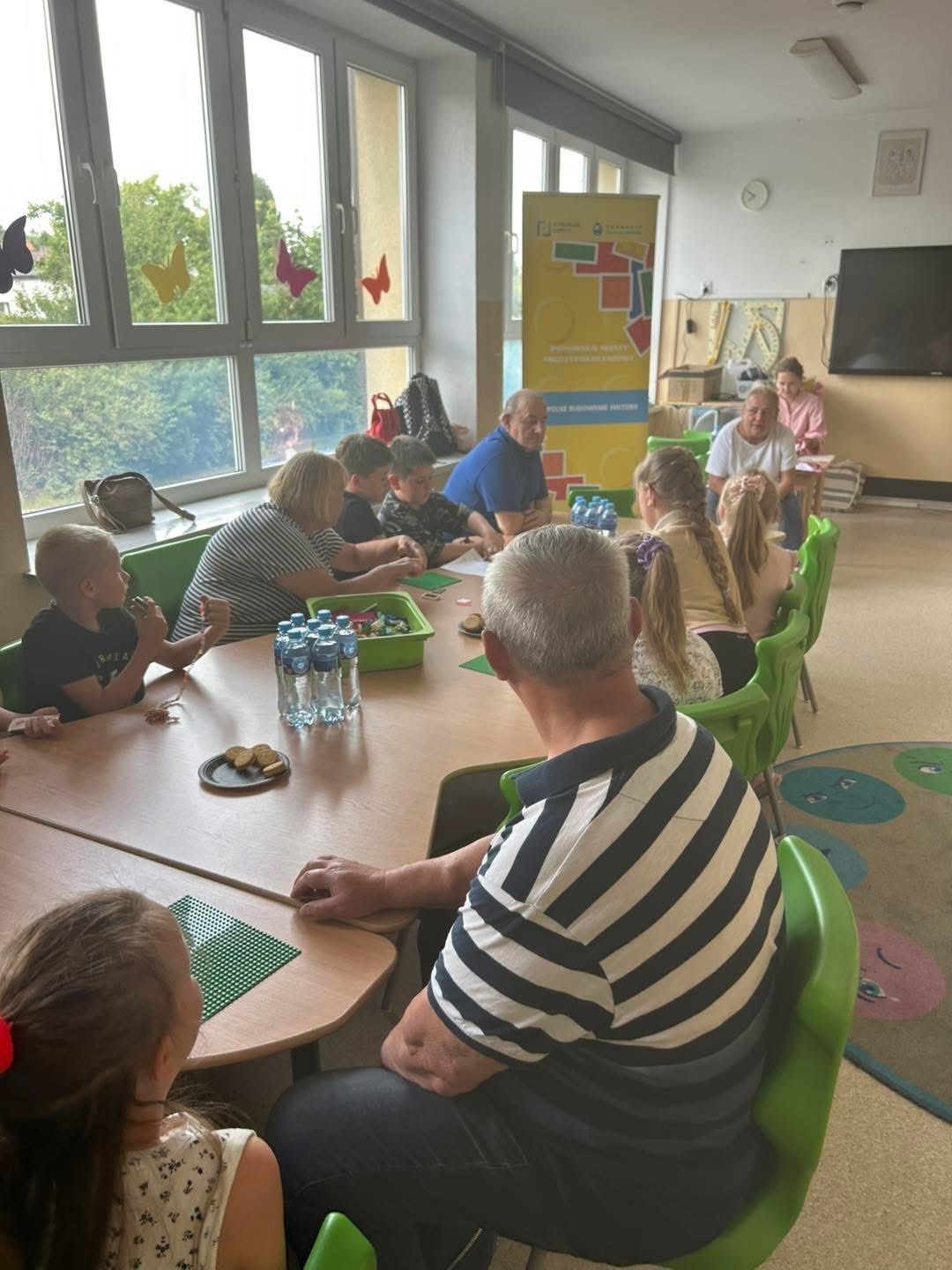 Seniorzy z wnukami podczas projektu