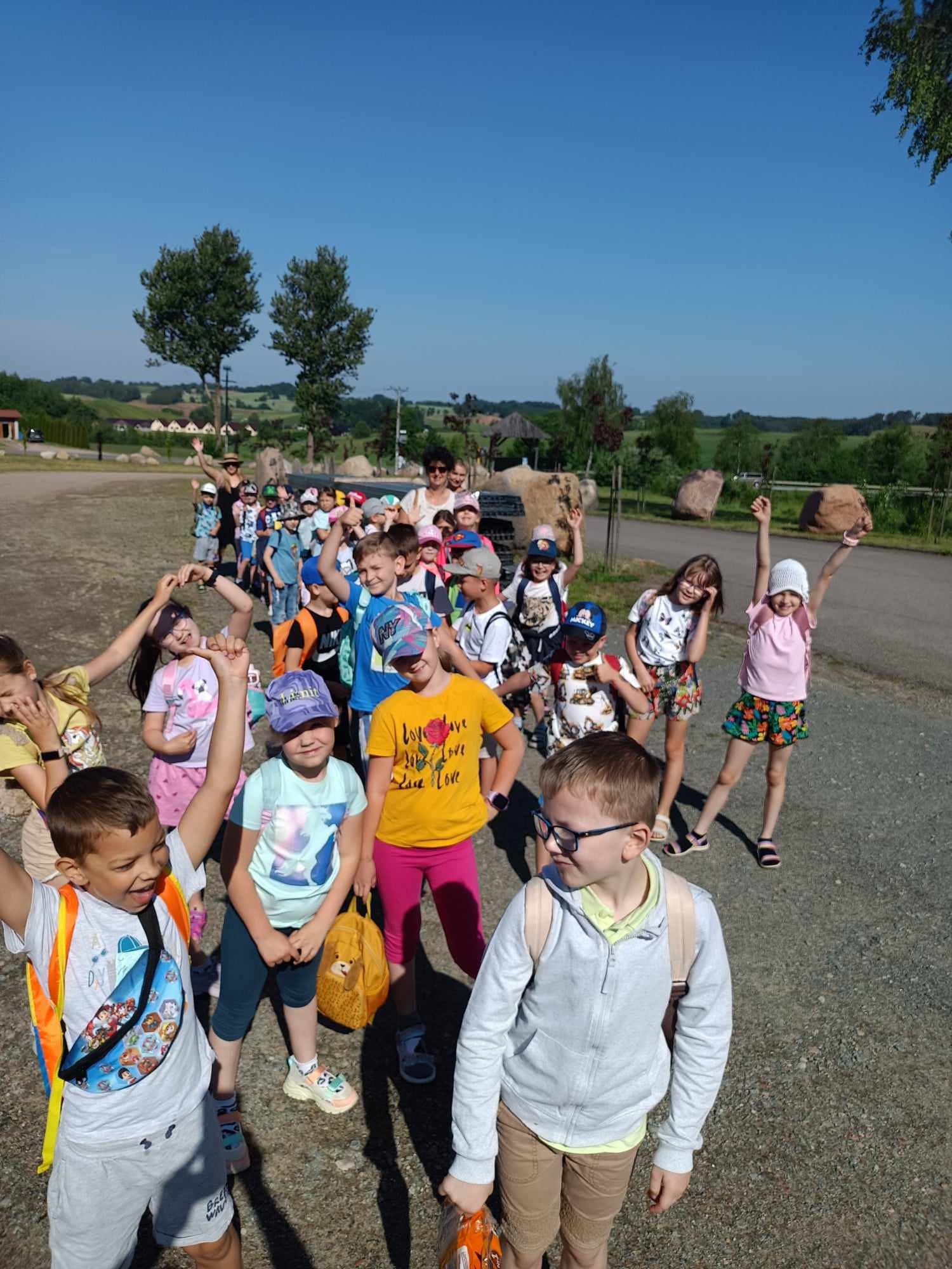 uczniowie podczas wycieczki do ZOO