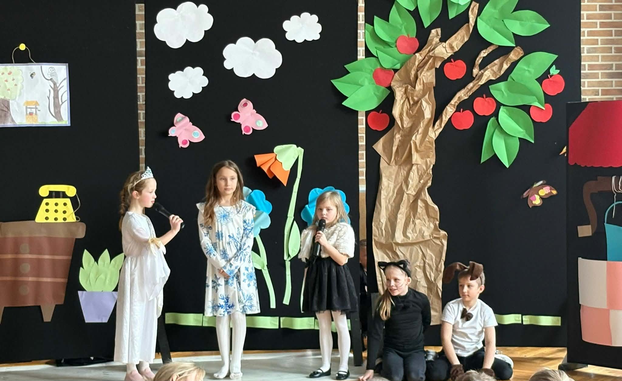 Dzieci w czasie przedstawienia Dwie Dorotki