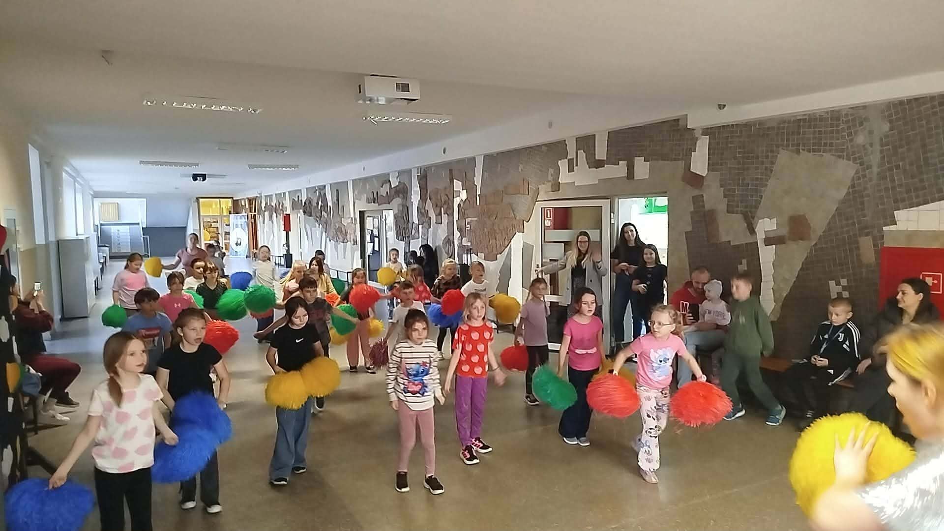 Dzieci uczestniczące w zajęciach tanecznych.